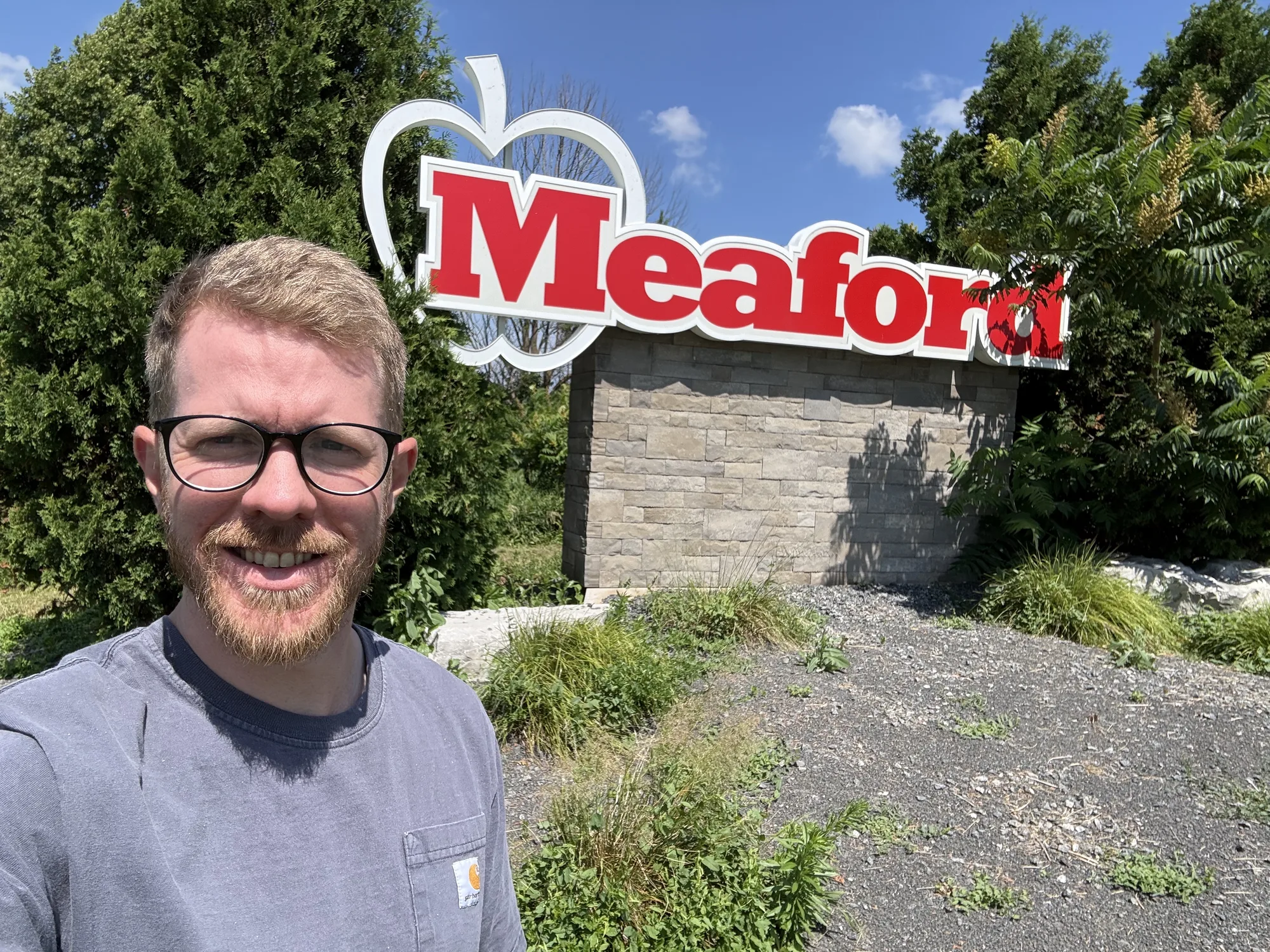 Lasse from Georgian Bay SEO standing at the Meaford welcome sign